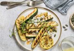 Vorspeise mit gegrilltem Gemüse (Zucchini), Draufsicht auf rundem Teller | © Getty Images/Silvia ND