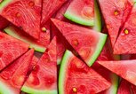geschnittene Wassermelone, in dreieckigen Stücken | © Getty Images/banjongseal324