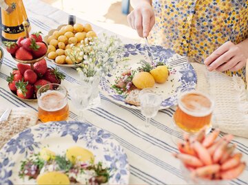 Gedeckter Tisch mit Schüssel Kartoffeln | © Getty Images/Johner Images