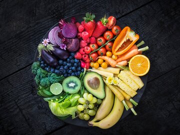 Obst und Gemüse in Regenbogenfarben auf einer Platte angerichtet | © Getty Images/David Malan