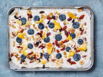 Frozen Joghurt Bark mit Blaubeeren und Topping | © Getty Images/Carlo A