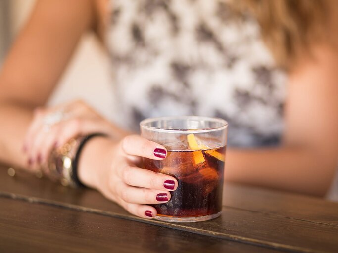 Glas mit Cola | © Getty Images/naikon