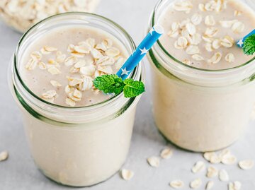 Weißer Smoothie mit Strohhalm | © Getty Images/wmaster890