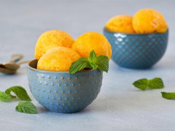 Mango-Sorbet in einer blauen Schüssel | © Getty Images/Veliavik