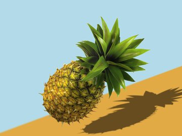 Ananas auf blauem und gelbem Hintergrund | © Getty Images/Francesco Carta fotografo