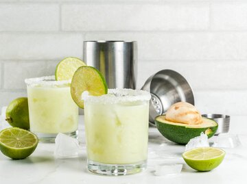 Avocado Wasser mit Limetten | © Getty Images/Rimma_Bondarenko