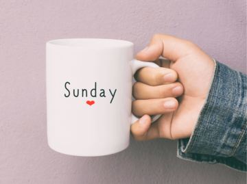 Frau hält Tasse mit Aufschrift "Sunday" | © Getty Images/Cn0ra
