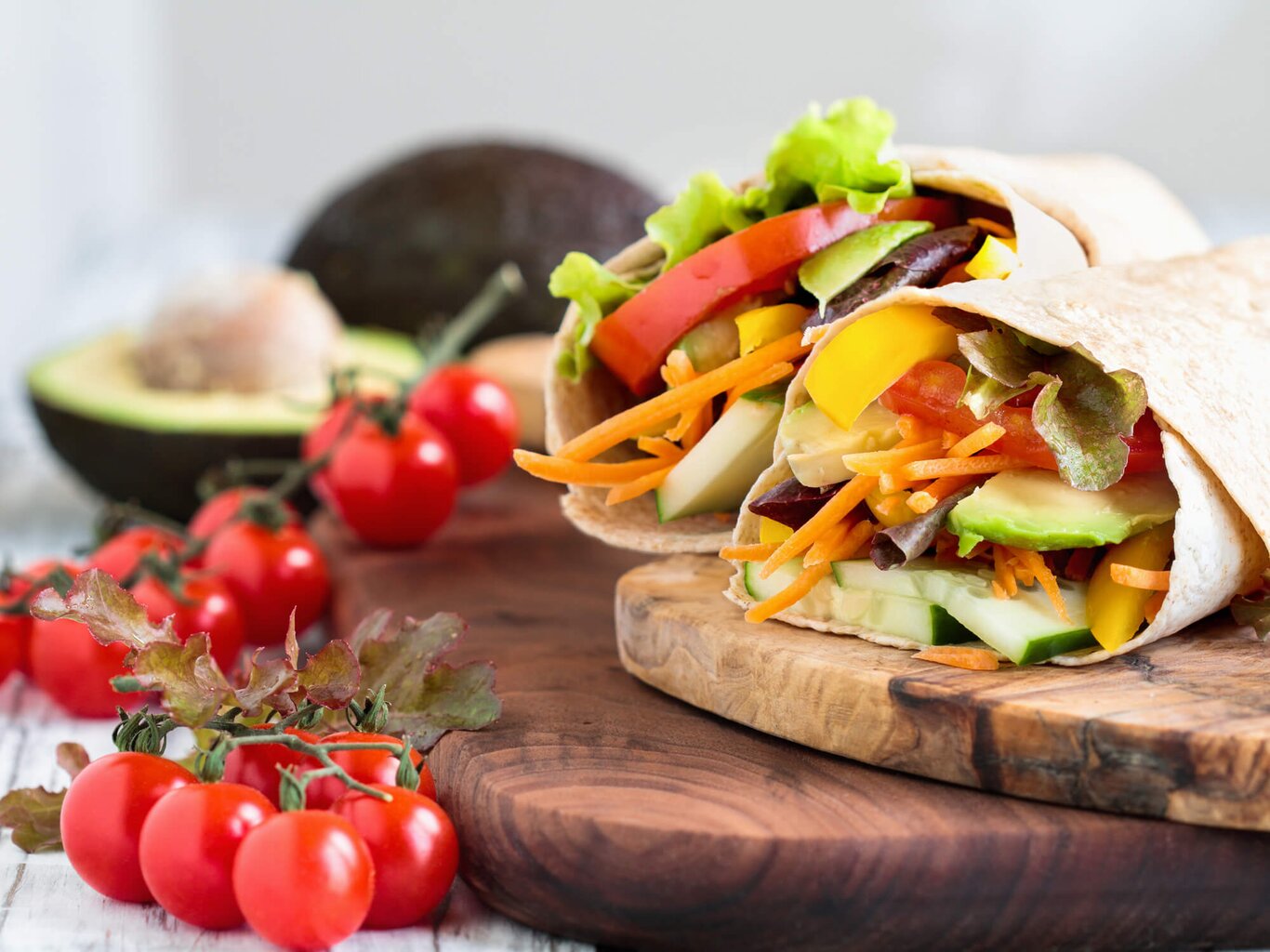Vegetarische Vollkorn-Wraps sind die perfekte Lunch-Idee zum Abnehmen