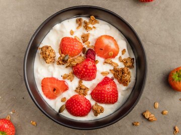 Quark mit Erdbeeren in einer Schale | © Getty Images/annick vanderschelden photography