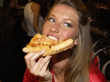 Gisele Bündchen isst Pizza | © Getty Images/KMazur / Kontributor