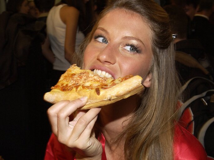 Gisele Bündchen isst Pizza | © Getty Images/KMazur / Kontributor