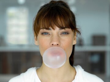 Frau macht große Kaugummiblase | © Getty Images/Jerome Tisne
