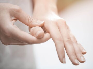 Person riebt Finger | © Getty Images/Arman Zhenikeyev