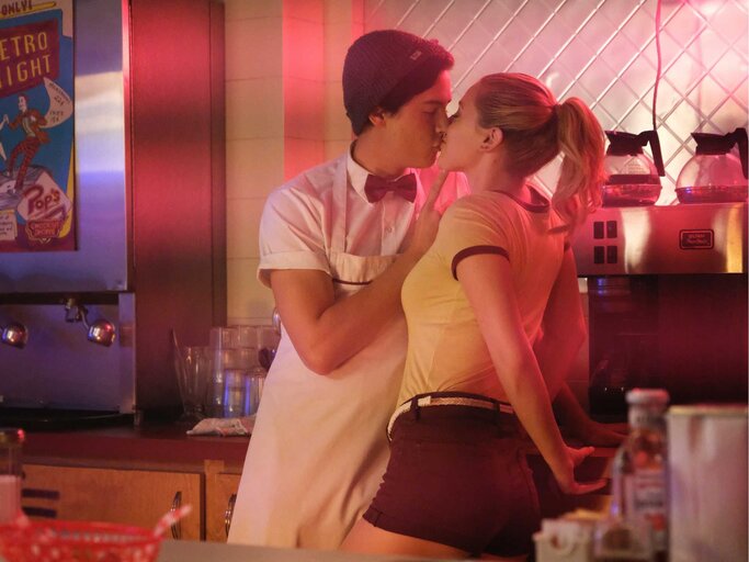 Kussszene aus der Serie Riverdale | © Netflix