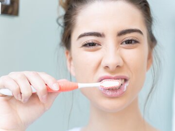 Eine junge Frau putzt Zähne | © GettyImages/Westend61