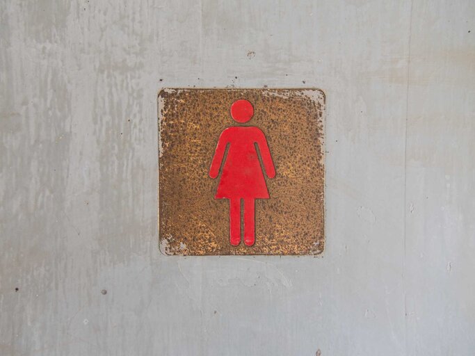 Pinkes Toilettenschild Frauen | © Getty Images/tontygammy + images