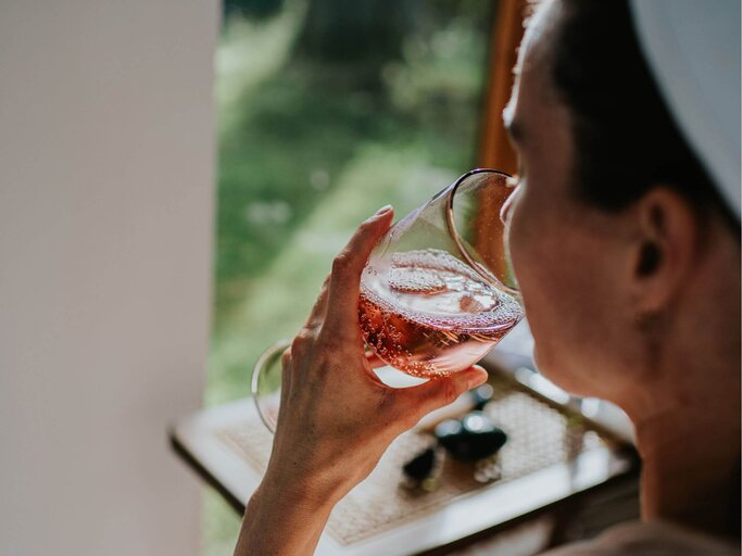 Person trinkt Alkohol aus Glas | © Getty Images/Catherine Falls Commercial