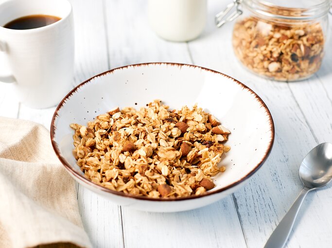 Müsli mit Nüssen und eine Tasse Kaffee zum Frühstück | © GettyImages/Elena Medoks