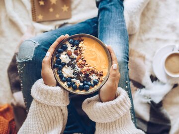 Frau hält eine Bowl mit Blaubeeren | © Getty Images/Xsandra