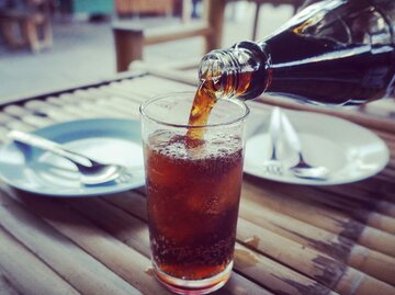 Cola in einem Glas | © Getty Images/Chotika Santadkarn