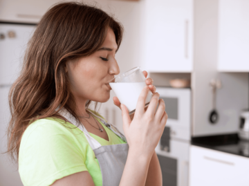 Frau trinkt ein Glas Milch | © Getty Images/izzetugutmen