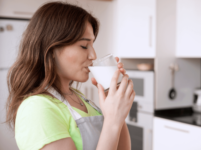 Frau trinkt ein Glas Milch | © Getty Images/izzetugutmen