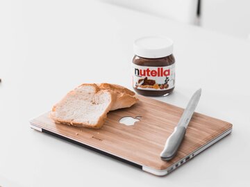 Nutellaglas und zwei Scheiben Toast | © Unsplash/Alexandru Acea