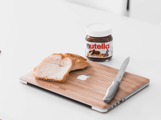 Sekotak Nutella dan dua potong roti panggang  © Unsplash/Alexandru Asia