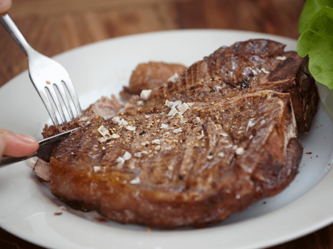 Steak wird mit Messer und Gabel gegessen | © Getty Images/Westend61