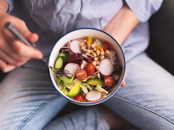 Frau hat Schüssel Salat in der Hand | © Getty Images/Kseniya Ovchinnikova