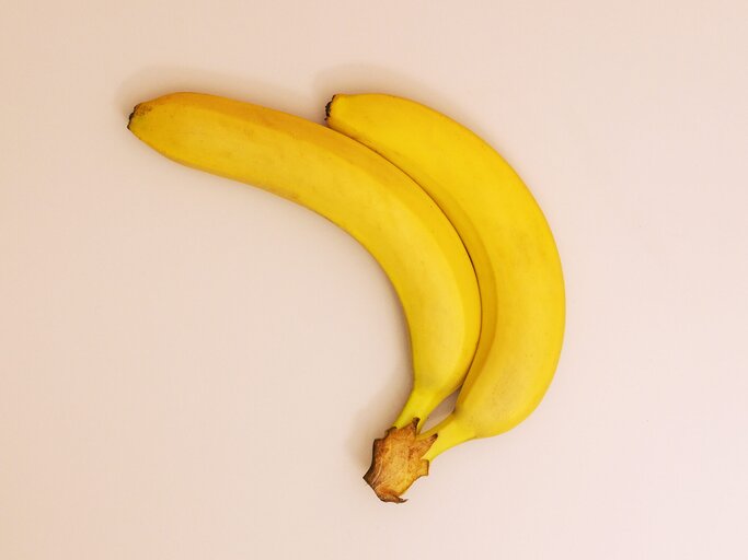 Zwei Bananen auf rosa Hintergrund | © Getty Images/Qi Yang