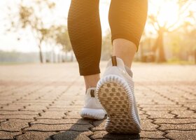 Füße einer Joggerin von hinten