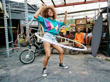 Frau mit Hula Hoop | © Getty Images/Peathegee Inc