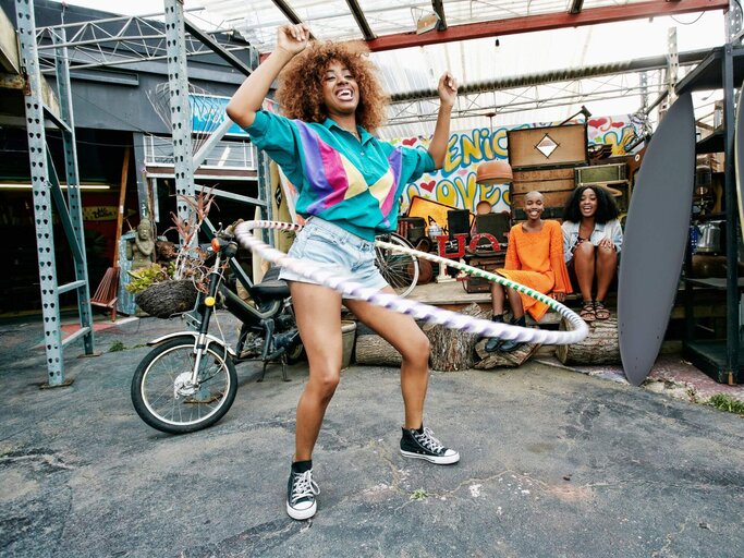 Frau mit Hula Hoop | © Getty Images/Peathegee Inc