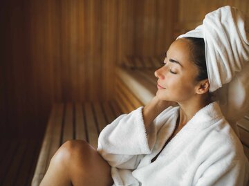 Frau sitzt entspannt in der Sauna | © Getty Images/Anastasiia Krivenok