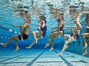 Aquafitness unter Wasser Aufnahme | © Getty Images/A Bello