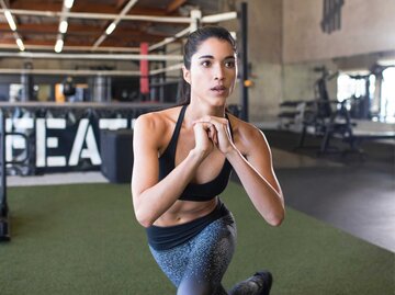 Frau macht Übungen im Fitnessstudio | © Getty Images/Hello Lovely