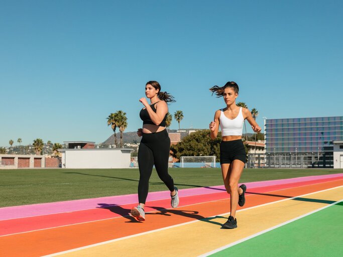 Zwei Frauen beim Joggen auf einer Laufbahn | © Unsplash/Tyler Nix