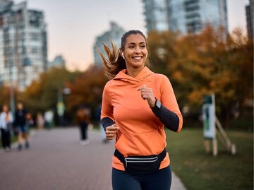 Person beim Joggen | © Getty Images/Drazen Zigic