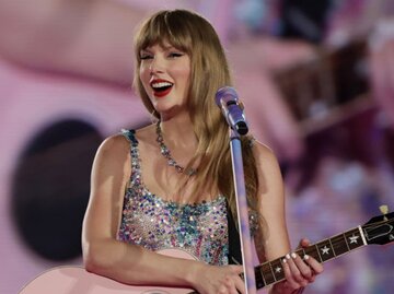 Taylor Swift auf der Bühne mit Gitarre | © Getty Images/Ashok Kumar/TAS24/Kontributor