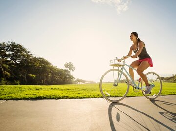 Sportliche Frau beim Fahrradfahren im Sommer | © Getty Images/Erik Isakson/Tetra Images
