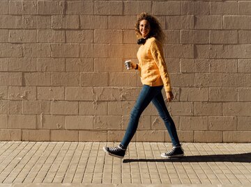 Junge Frau geht in der Stadt spazieren | © Getty Images/Westend61