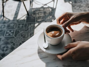 Tasse Kaffee steht auf dem Tisch | © Getty Images/d3sign