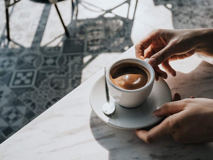 Tasse Kaffee steht auf dem Tisch | © Getty Images/d3sign