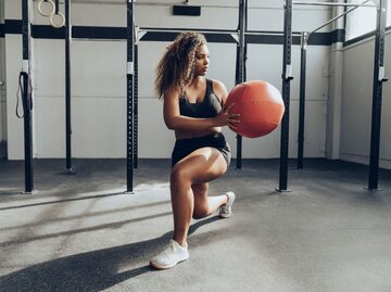 Frau beim Workout mit Medizinball | © Getty Images/Westend61