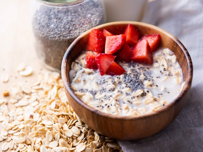 Porridge mit Chiasamen und Erdbeeren | © Getty Images