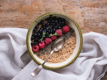 Frühstücks-Bowl mit Quinoa und Beeren | © Getty Images