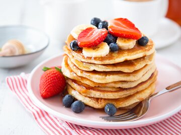Haferflocken-Pancakes mit Beeren on top | © Getty Images/Ana Silva