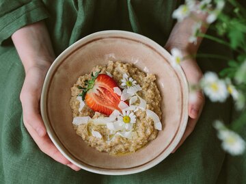 Frau hält Schüssel mit Porridge in den Händen | © Getty Images/Evgeniia Rusinova