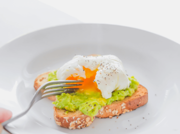 Toast mit Haferflocken, Ei und Avocado | © Getty Images/Kanawa_Studio